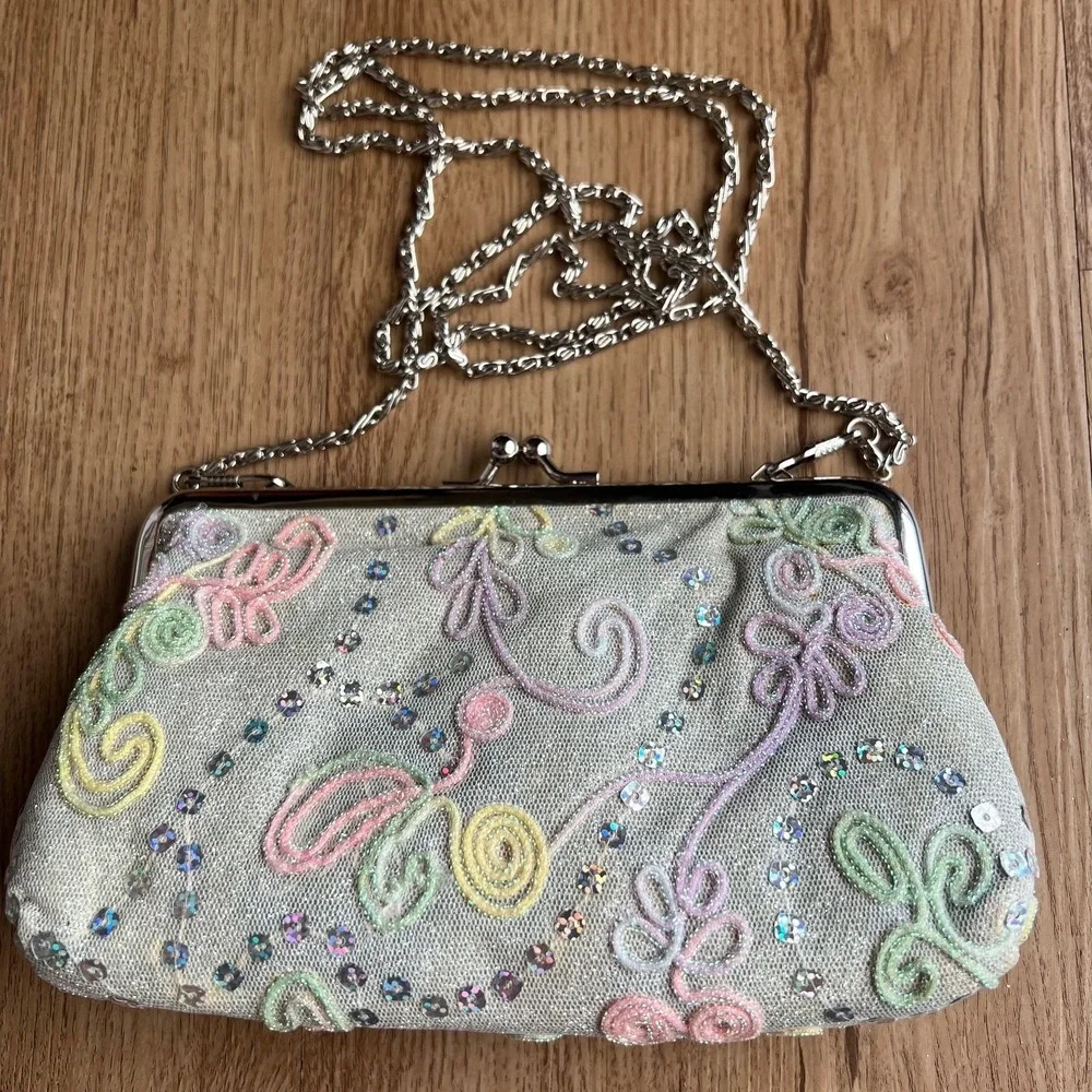 Vintage Anna Sui Y2K Pastel Embroidered Sequin Kiss-Lock Chain Clutch Purse Flor